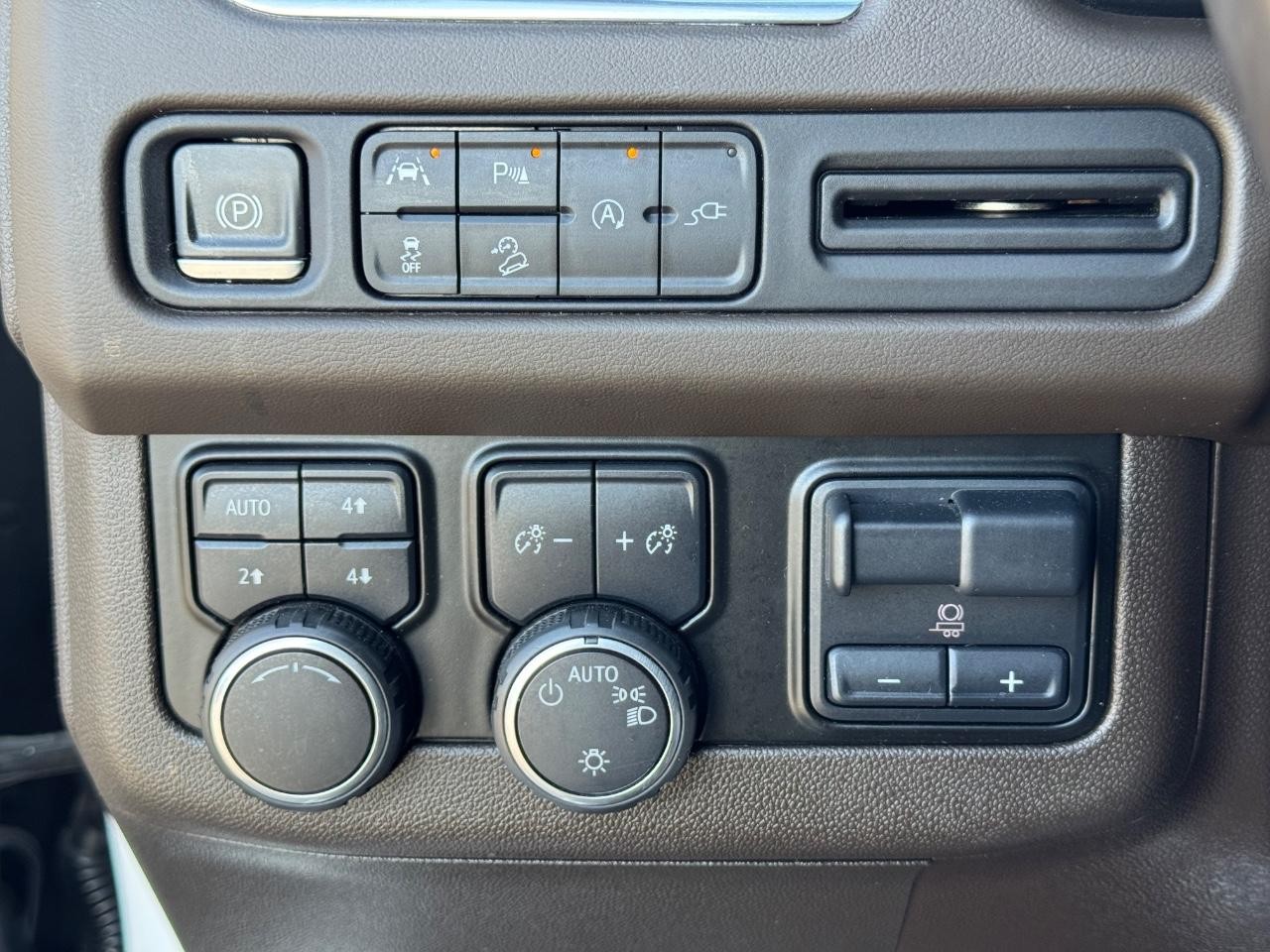 Chevrolet Suburban Vehicle Full-screen Gallery Image 24