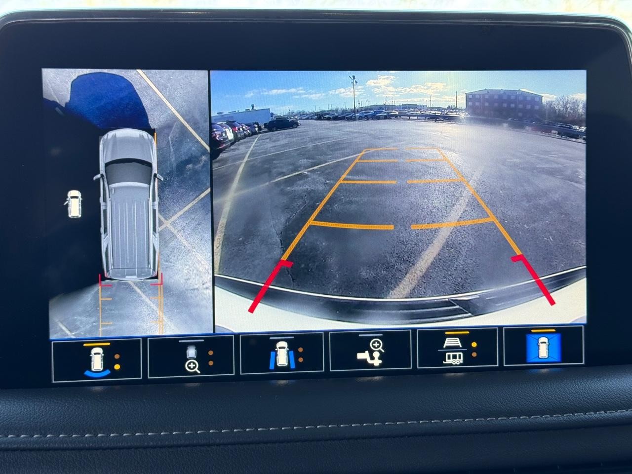 Chevrolet Suburban Vehicle Full-screen Gallery Image 25