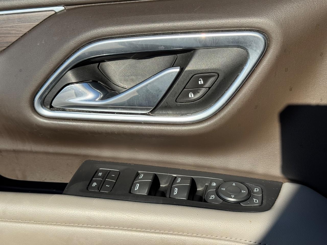 Chevrolet Suburban Vehicle Full-screen Gallery Image 26