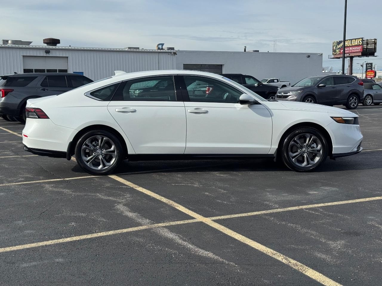 Honda Accord Hybrid Vehicle Full-screen Gallery Image 02