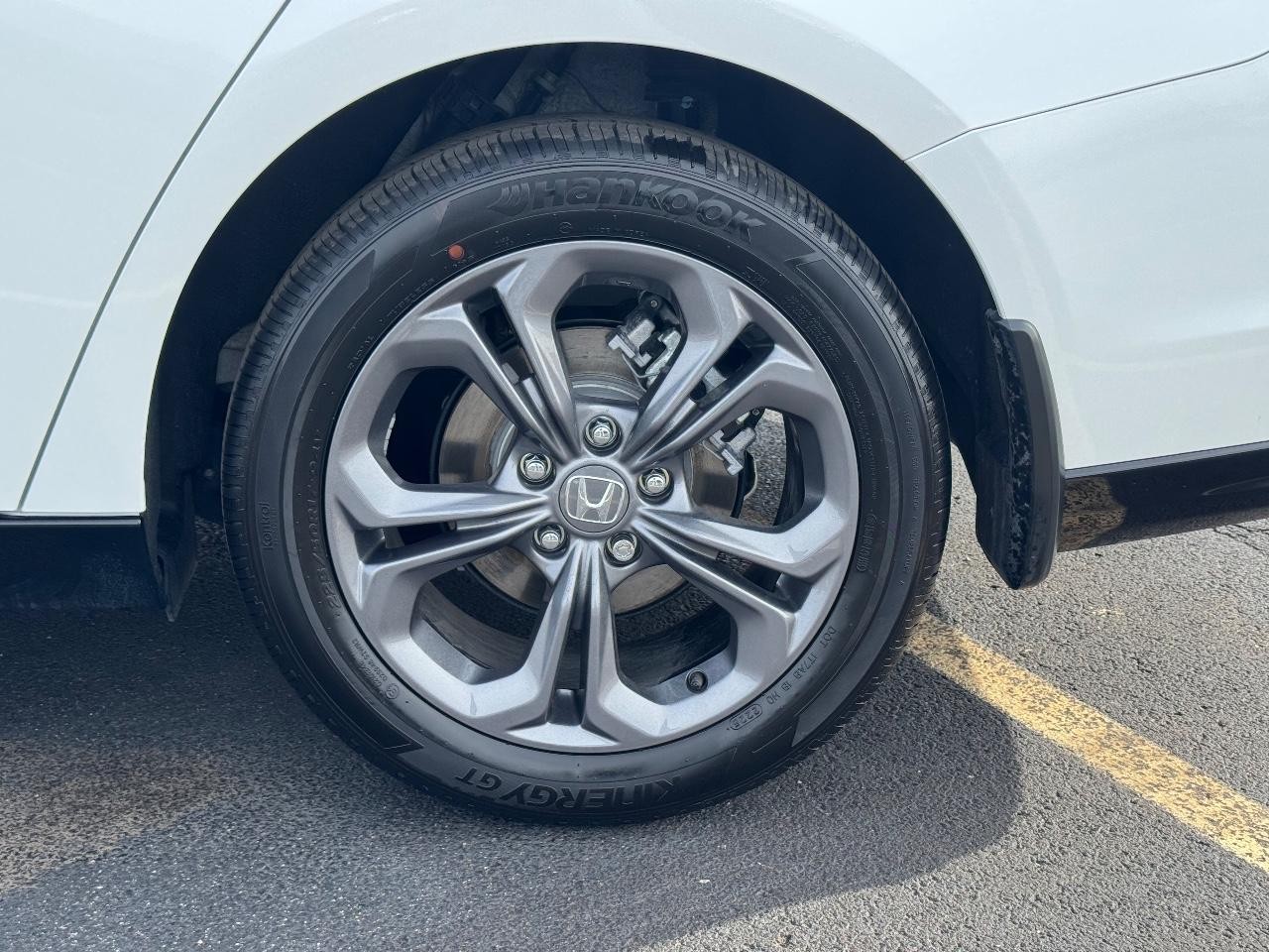 Honda Accord Hybrid Vehicle Full-screen Gallery Image 07