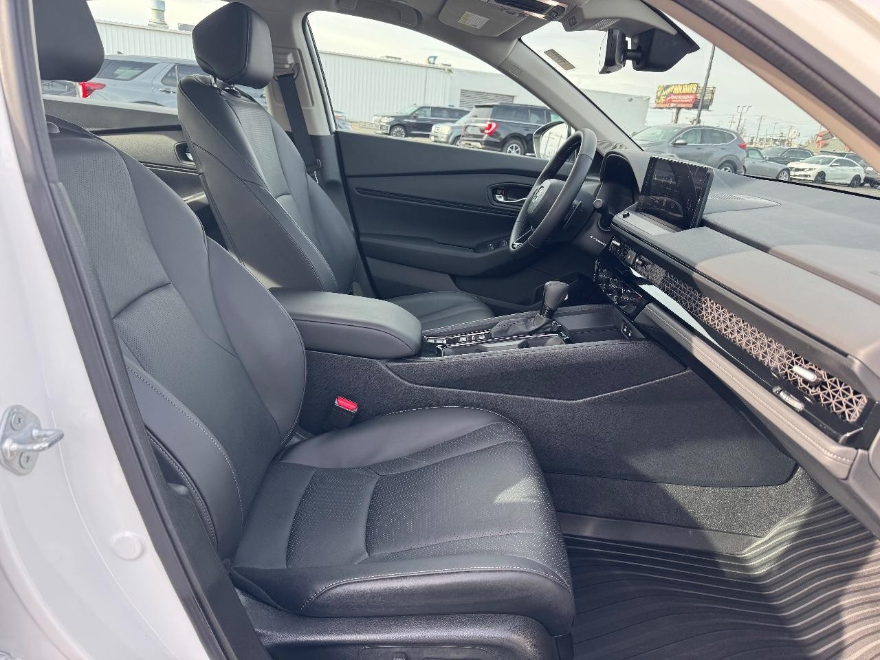 Honda Accord Hybrid Vehicle Full-screen Gallery Image 17