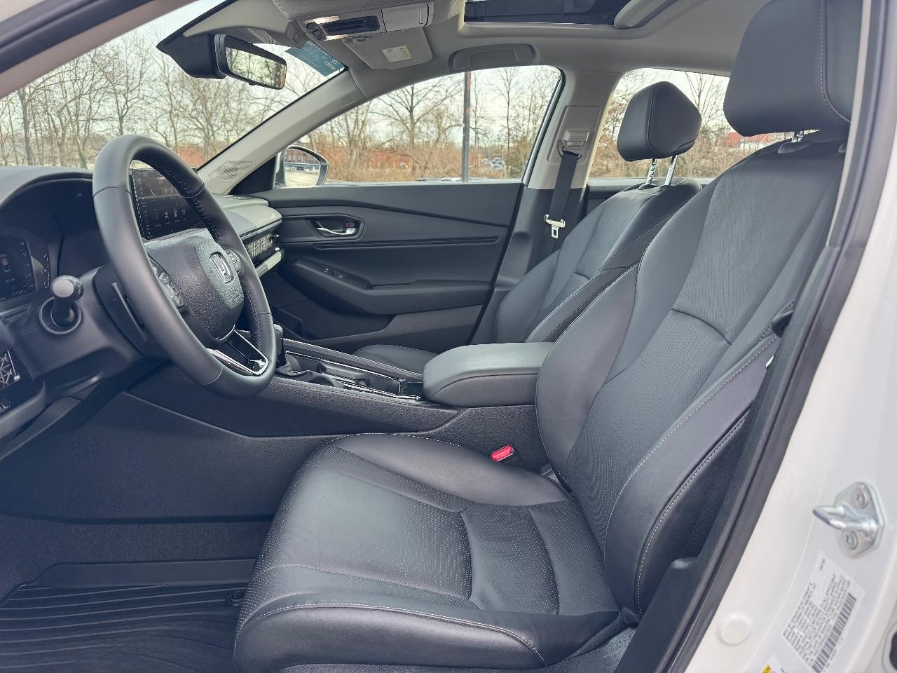 Honda Accord Hybrid Vehicle Full-screen Gallery Image 18