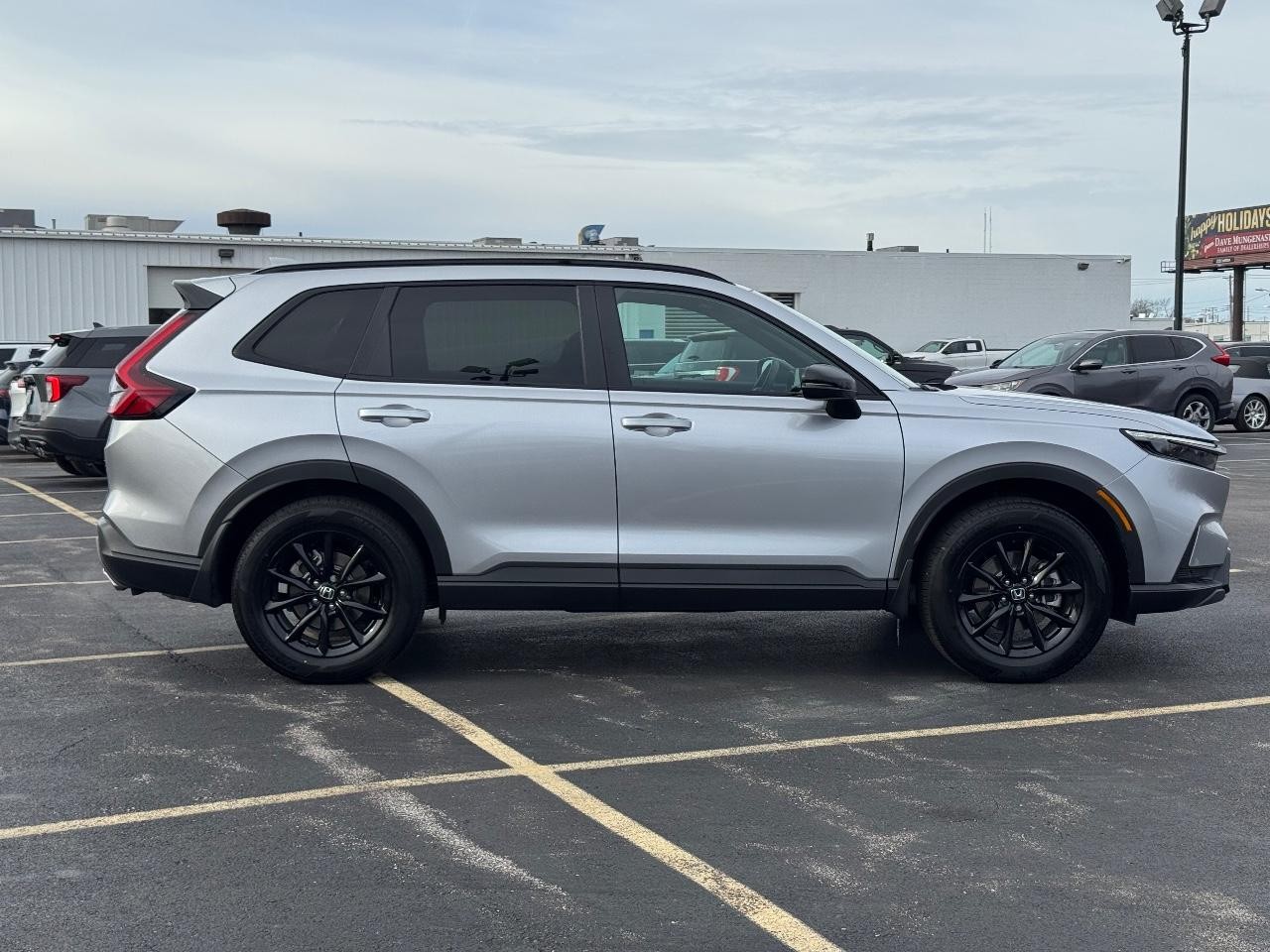 Honda CR-V Hybrid Vehicle Full-screen Gallery Image 02