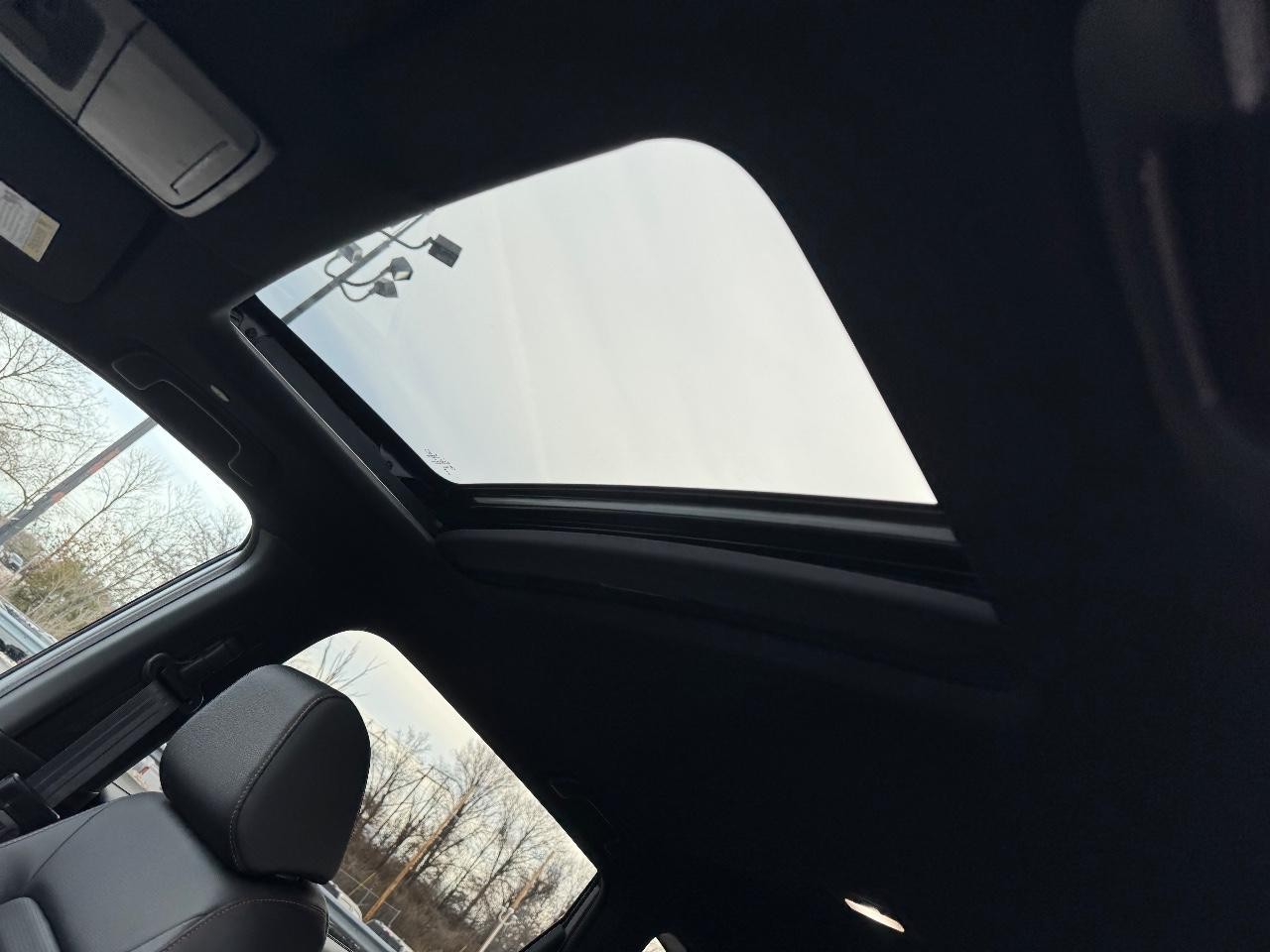 Honda CR-V Hybrid Vehicle Full-screen Gallery Image 19