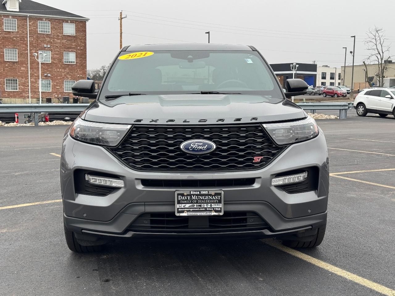 Ford Explorer Vehicle Full-screen Gallery Image 09