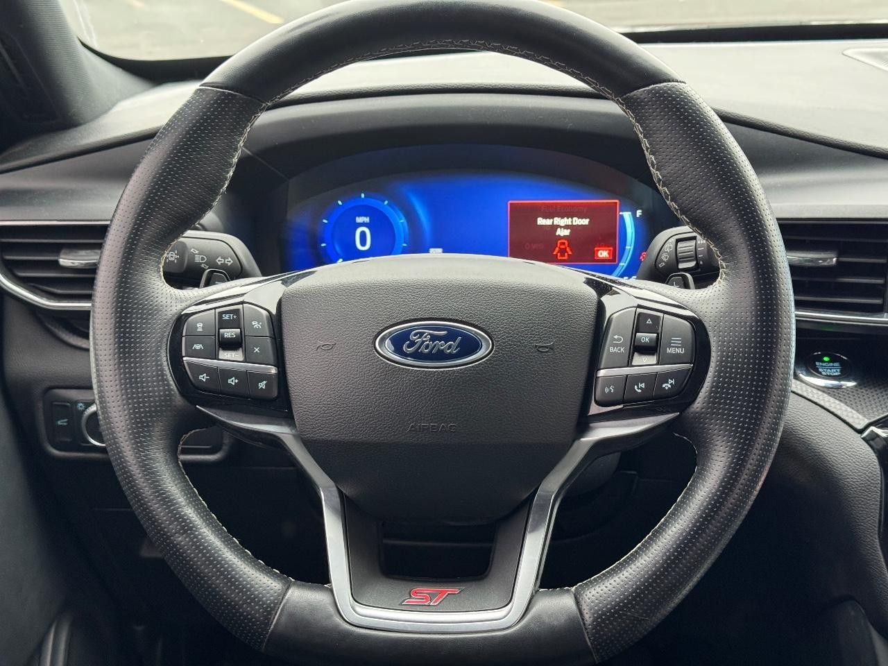 Ford Explorer Vehicle Full-screen Gallery Image 13