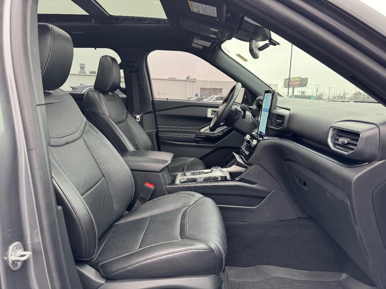 Ford Explorer Vehicle Full-screen Gallery Image 18