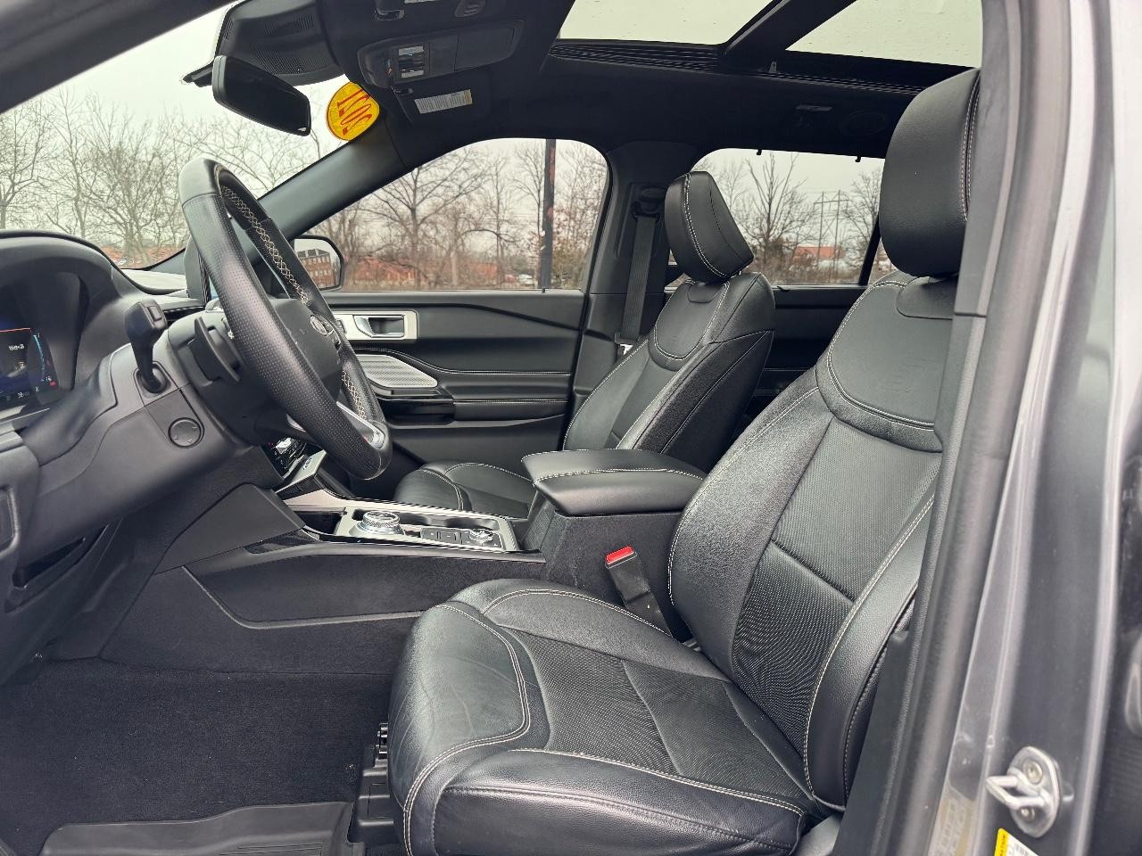 Ford Explorer Vehicle Full-screen Gallery Image 19