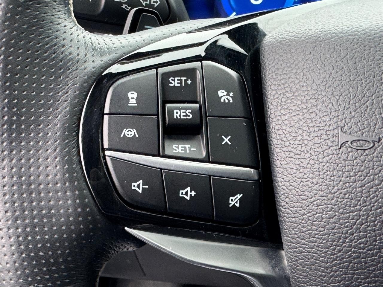 Ford Explorer Vehicle Full-screen Gallery Image 22