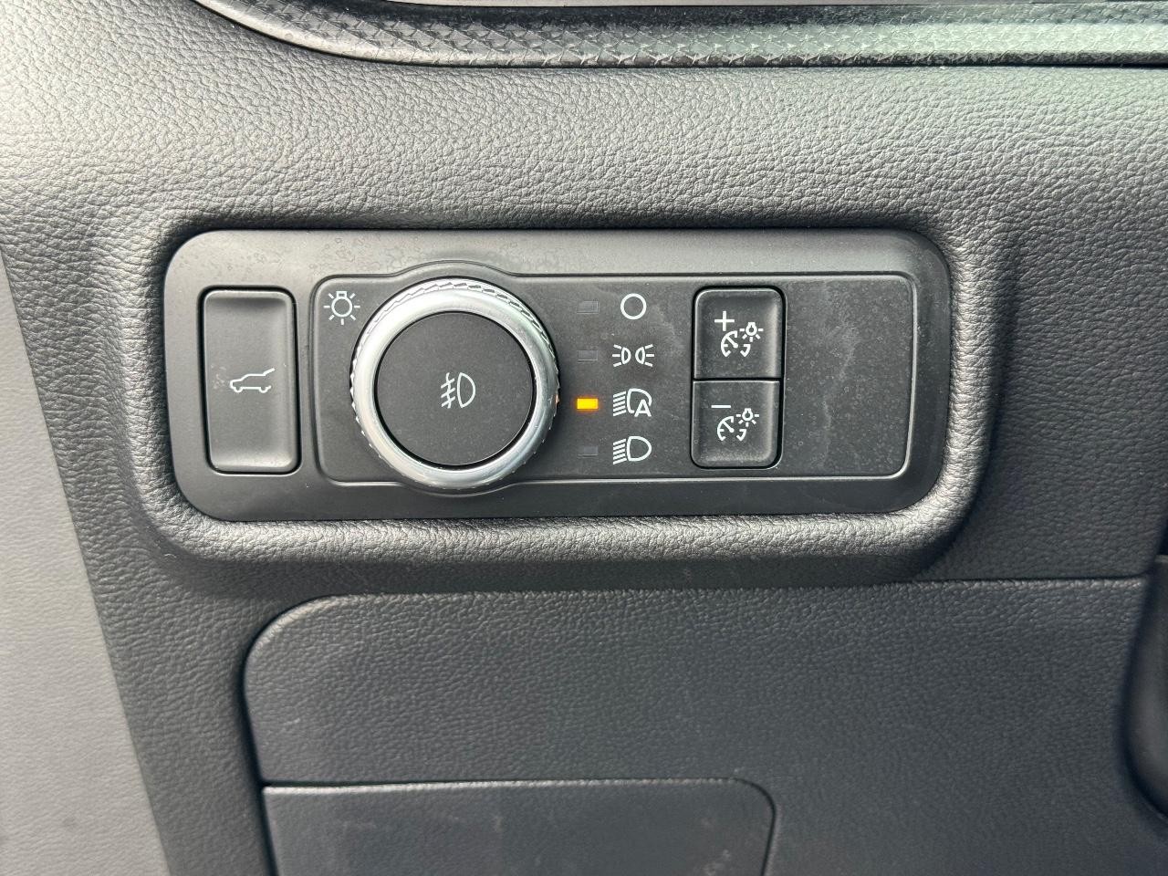 Ford Explorer Vehicle Full-screen Gallery Image 24