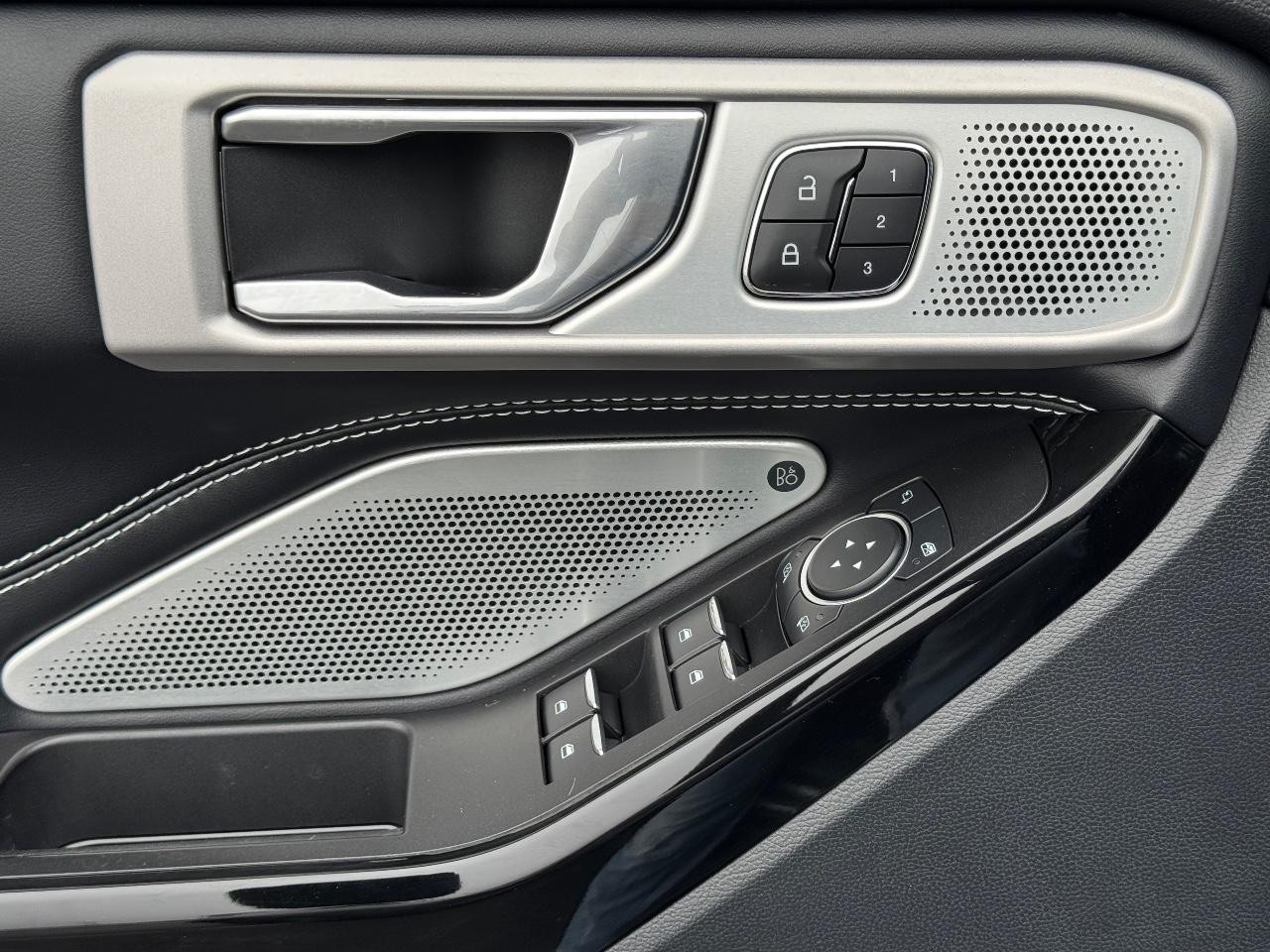 Ford Explorer Vehicle Full-screen Gallery Image 27