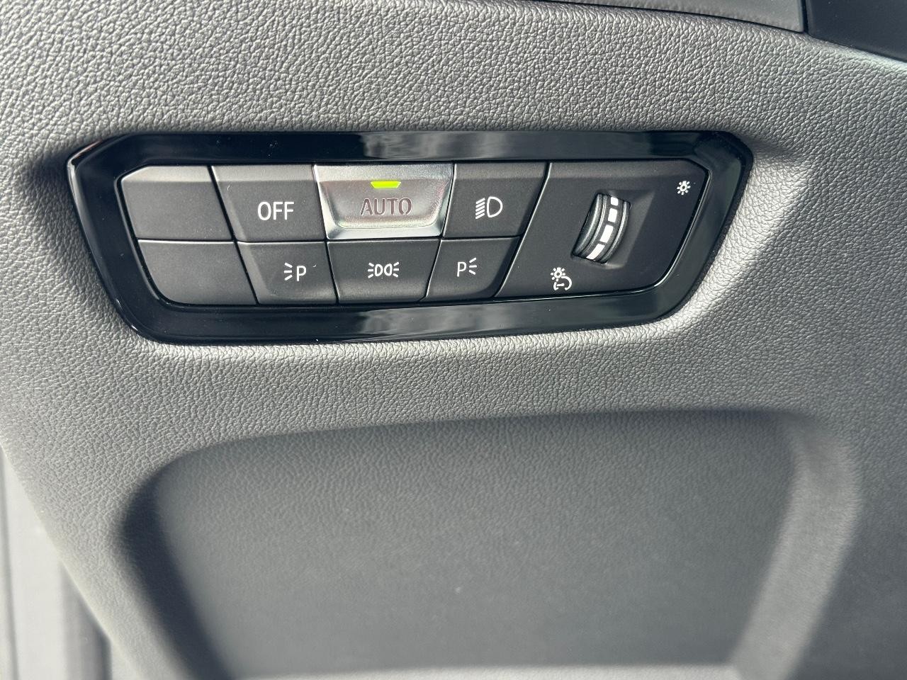 BMW M2 Vehicle Full-screen Gallery Image 22