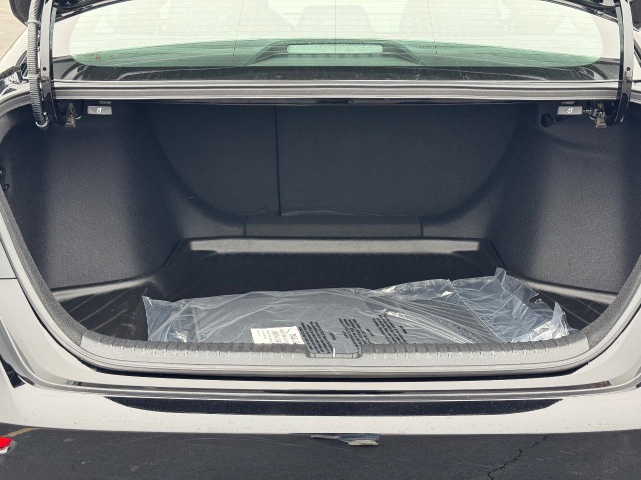 Honda Accord Hybrid Vehicle Full-screen Gallery Image 04