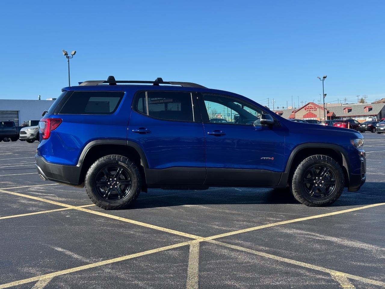 GMC Acadia Vehicle Full-screen Gallery Image 02