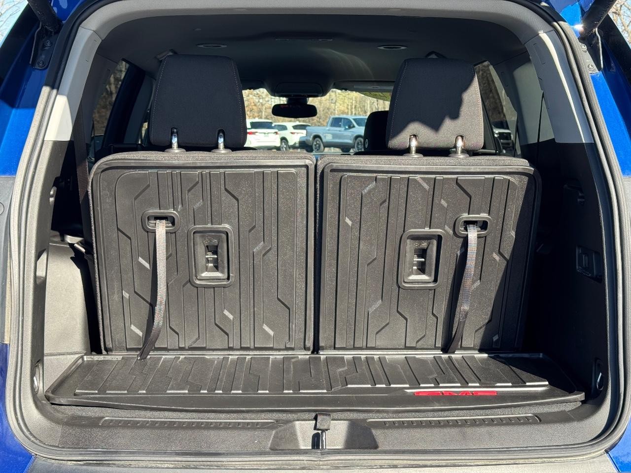 GMC Acadia Vehicle Full-screen Gallery Image 04