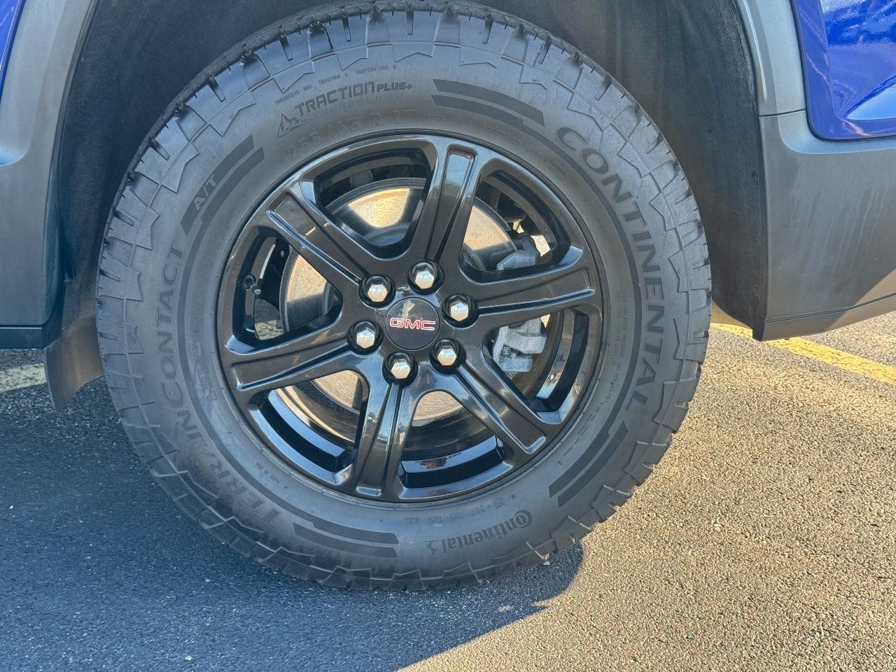 GMC Acadia Vehicle Full-screen Gallery Image 07