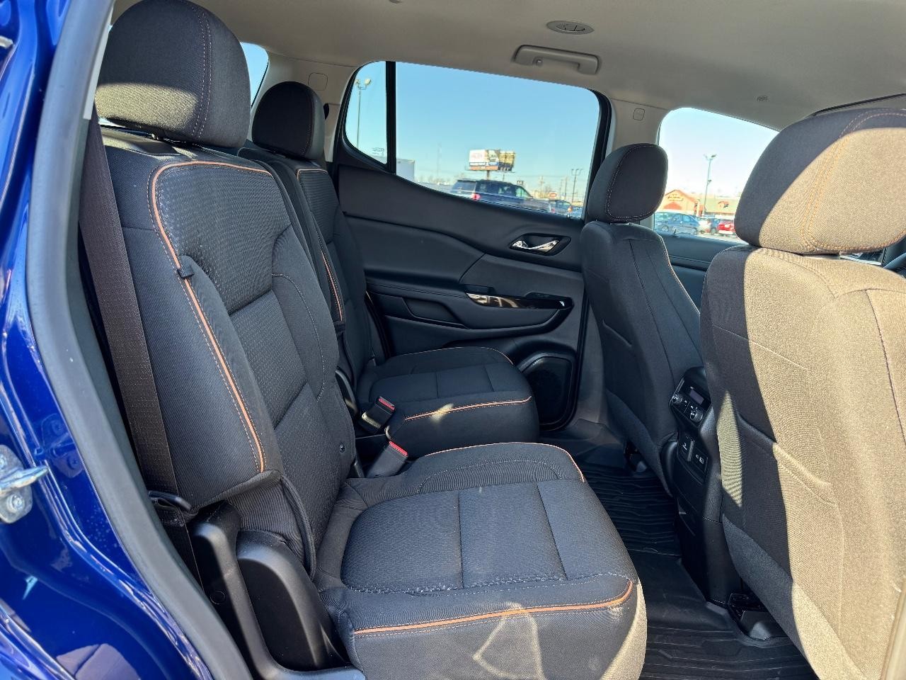 GMC Acadia Vehicle Full-screen Gallery Image 10