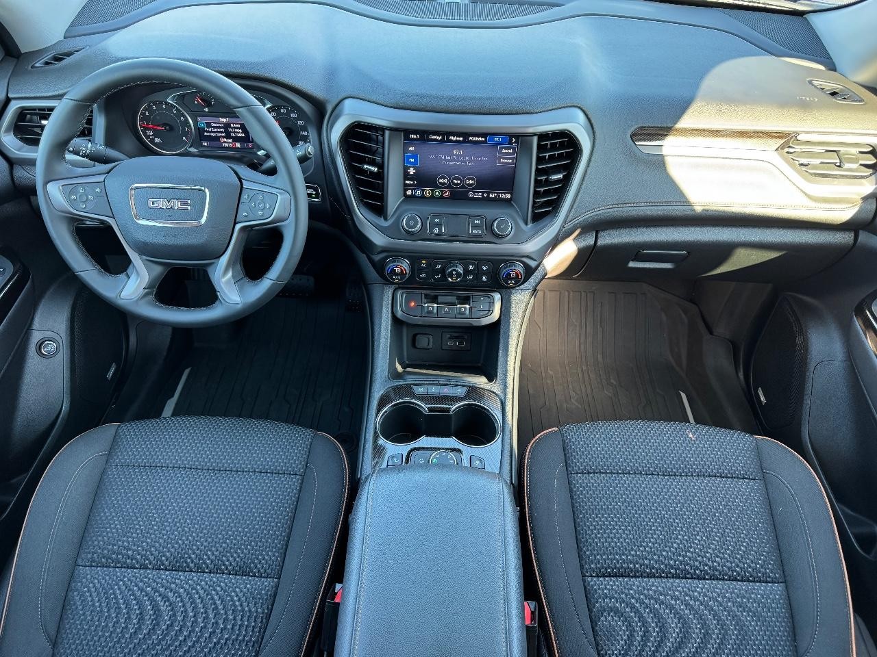 GMC Acadia Vehicle Full-screen Gallery Image 12