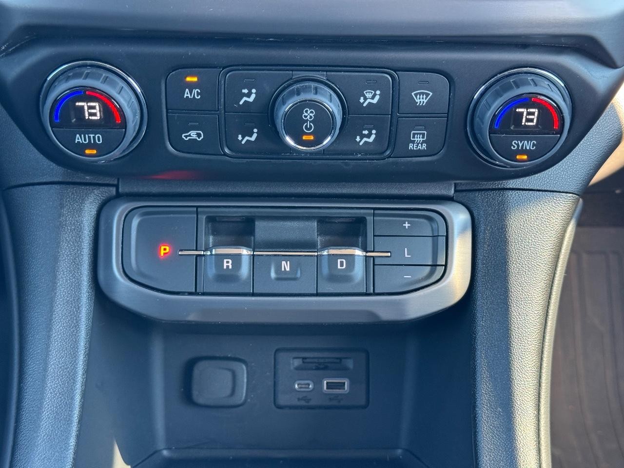 GMC Acadia Vehicle Full-screen Gallery Image 15