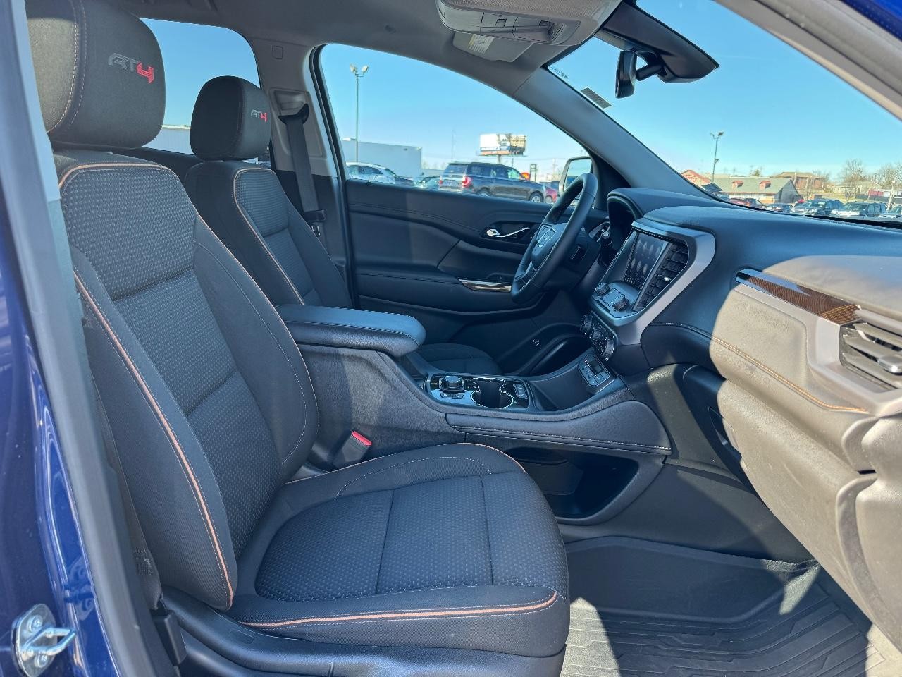 GMC Acadia Vehicle Full-screen Gallery Image 18