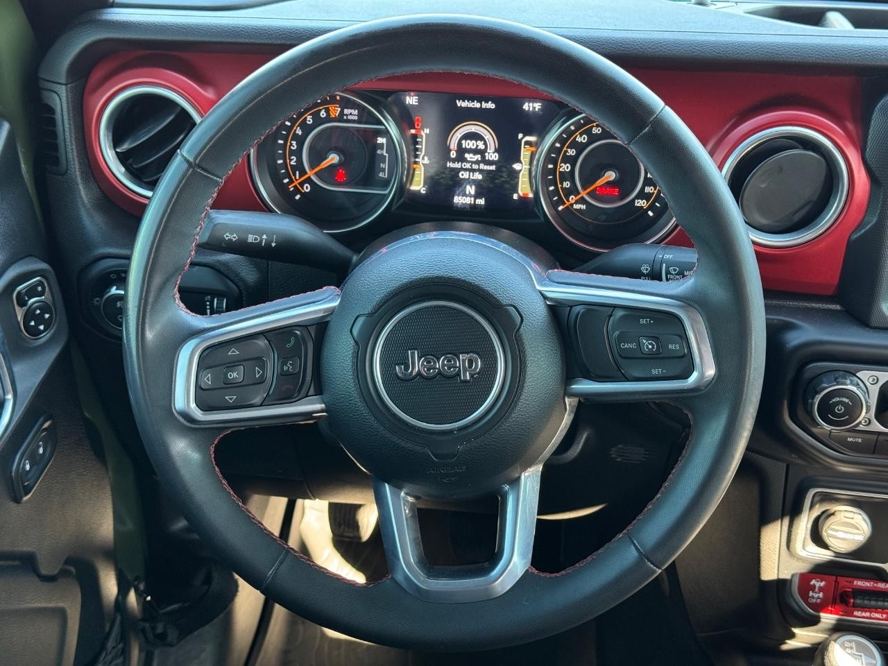 Jeep Gladiator Vehicle Full-screen Gallery Image 12