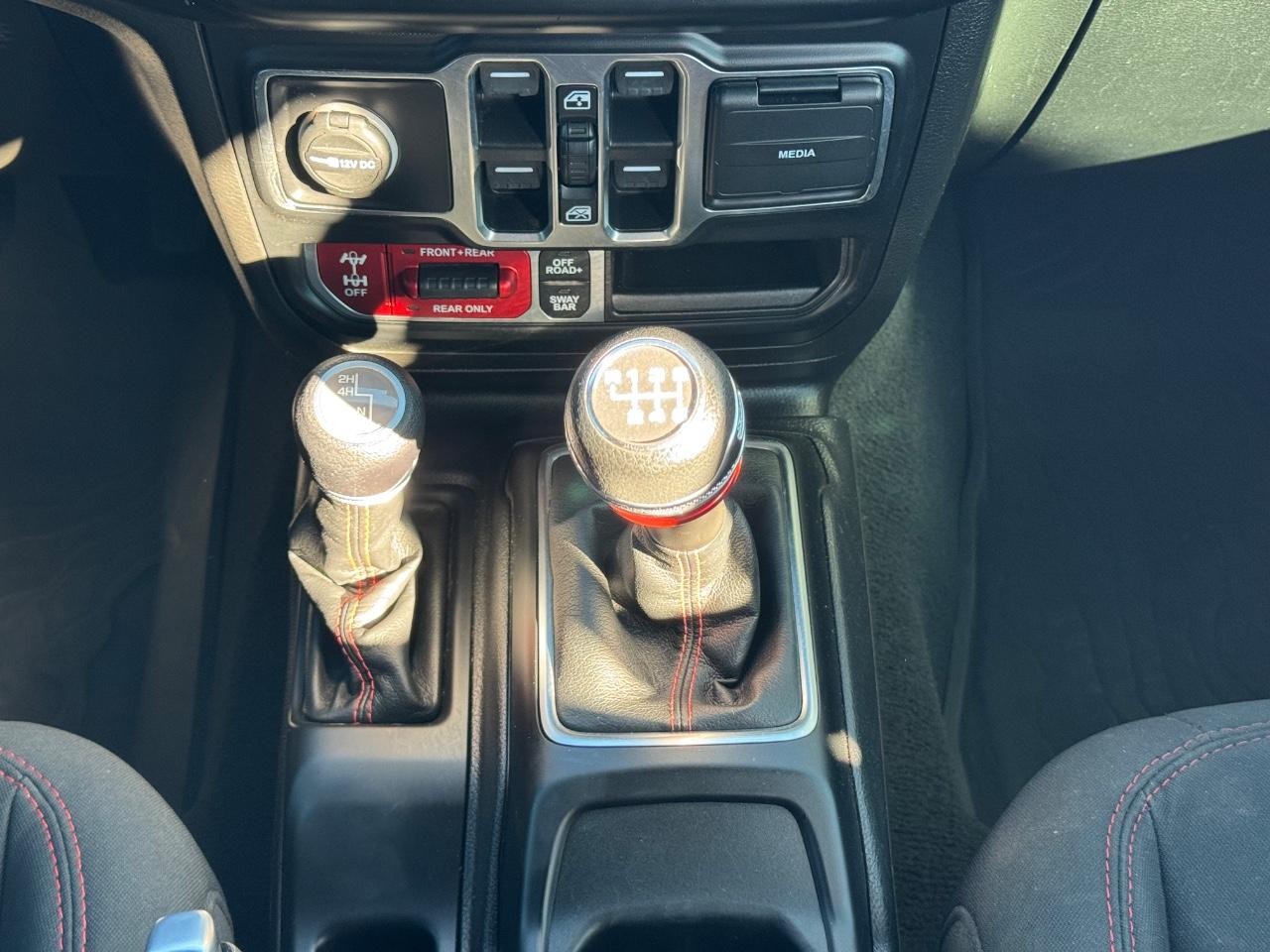 Jeep Gladiator Vehicle Full-screen Gallery Image 15