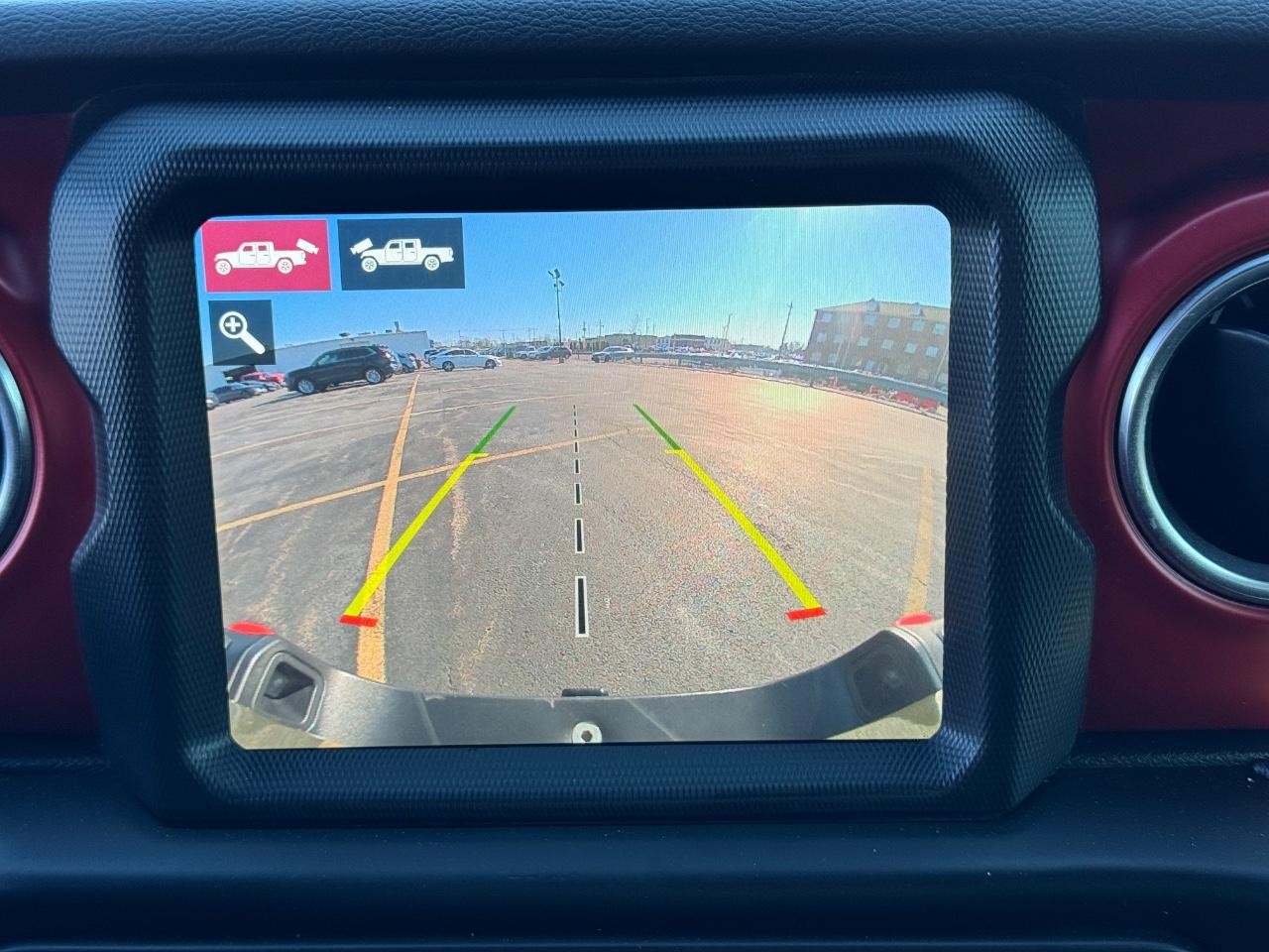 Jeep Gladiator Vehicle Full-screen Gallery Image 23