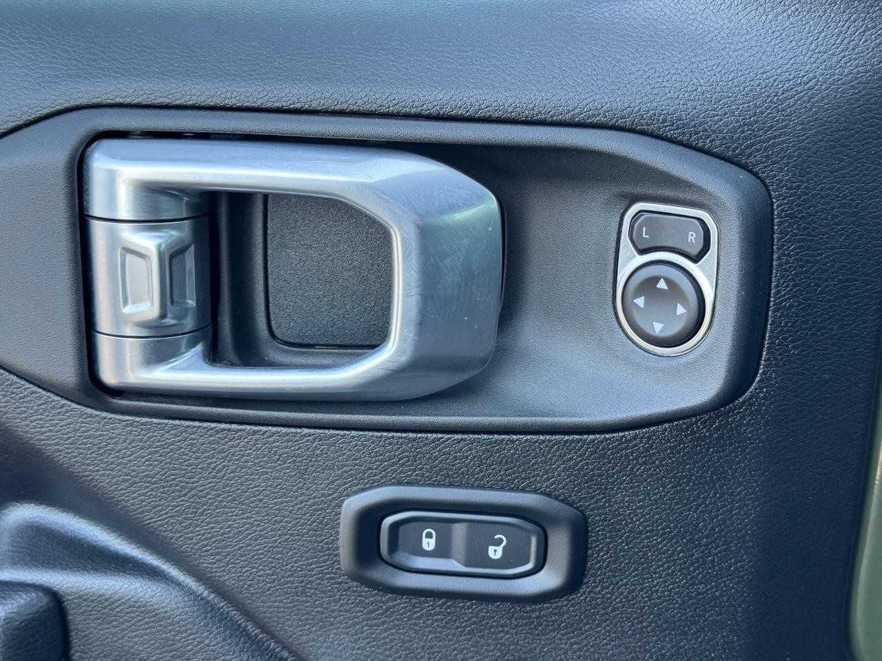 Jeep Gladiator Vehicle Full-screen Gallery Image 25