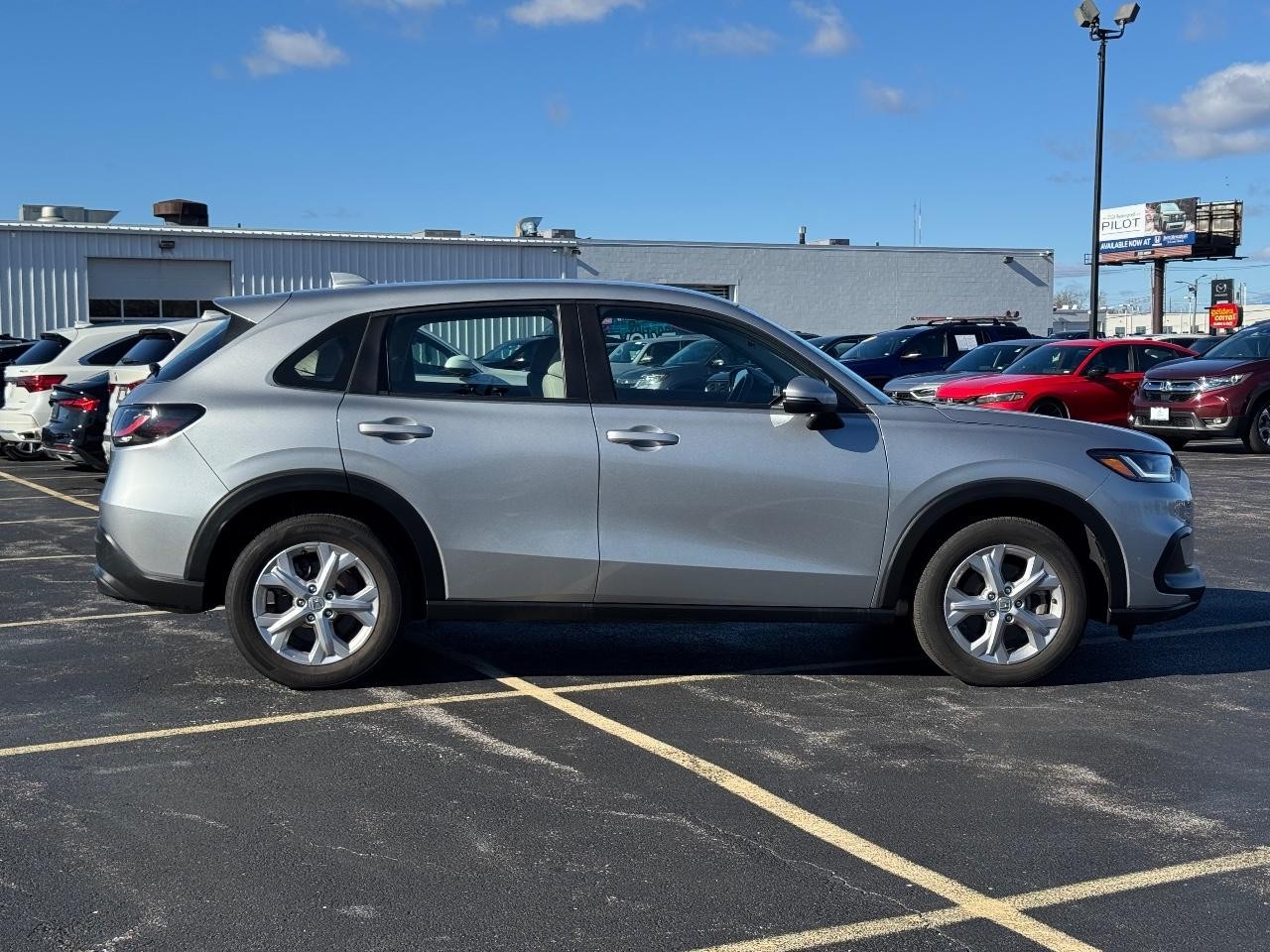 Honda HR-V Vehicle Full-screen Gallery Image 02