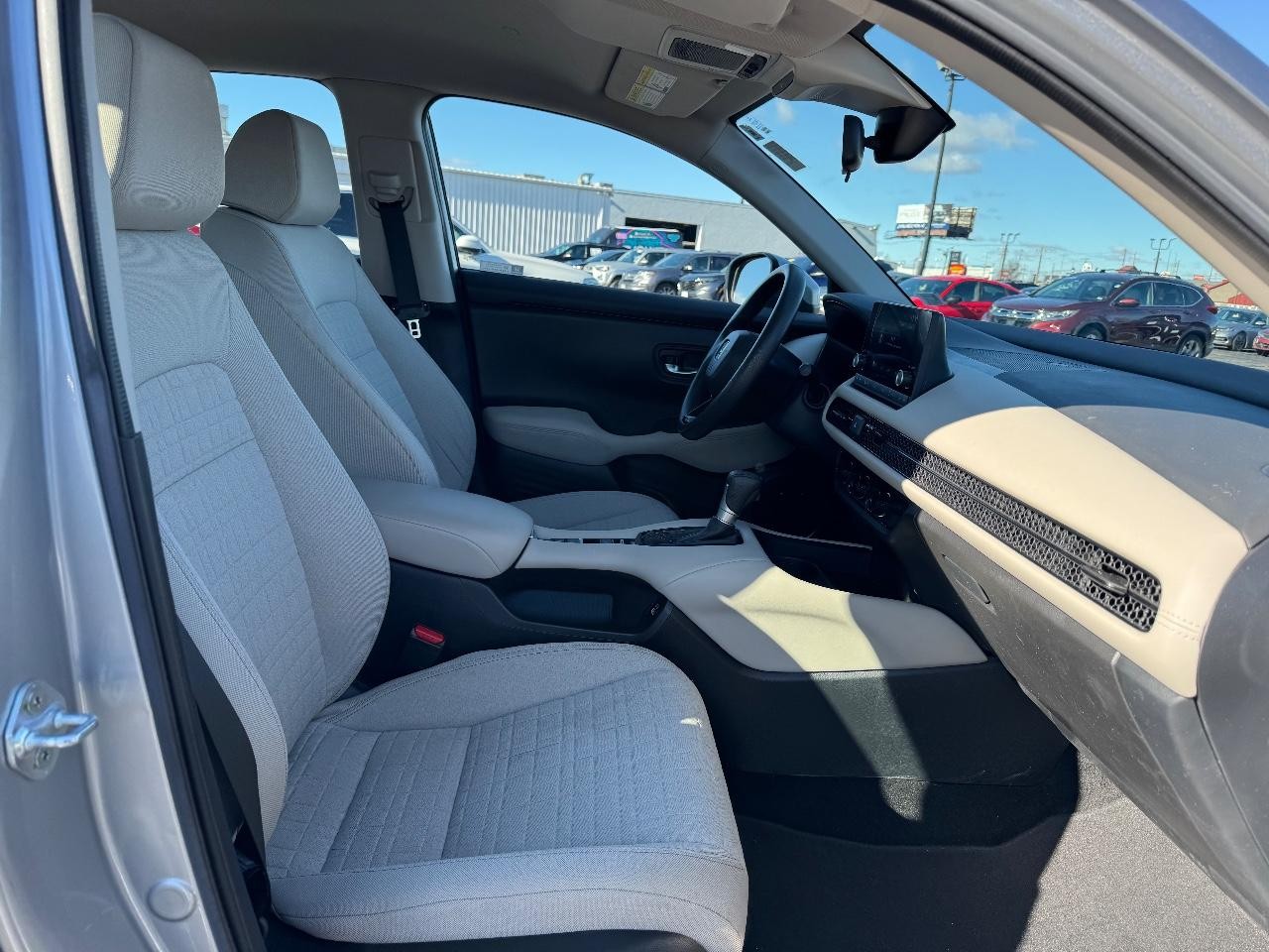 Honda HR-V Vehicle Full-screen Gallery Image 16