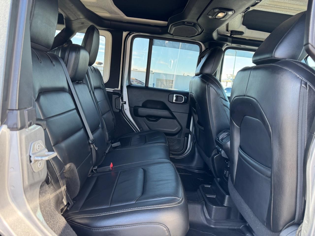 Jeep Wrangler Unlimited Vehicle Full-screen Gallery Image 10