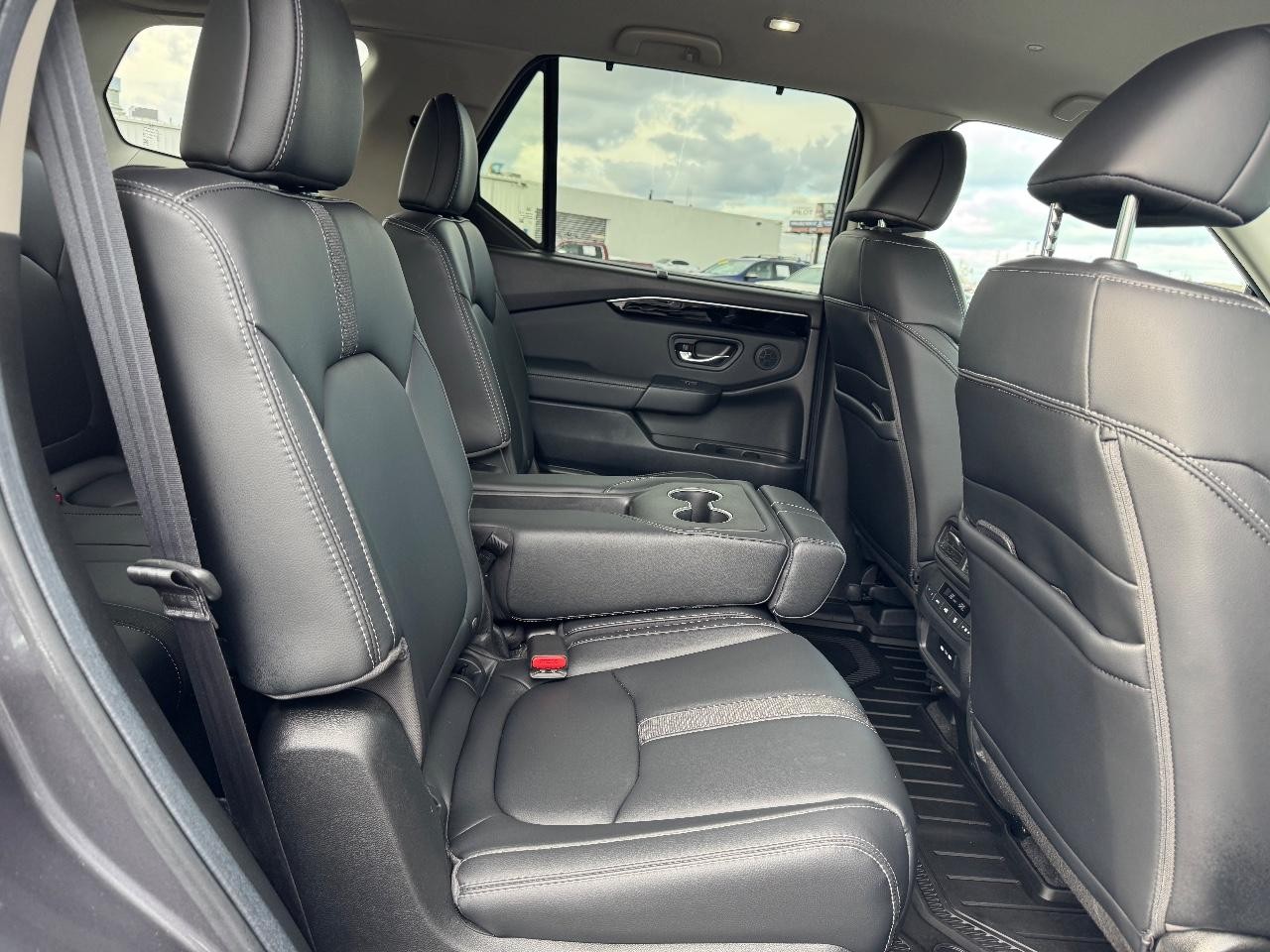 Honda Pilot Vehicle Full-screen Gallery Image 10