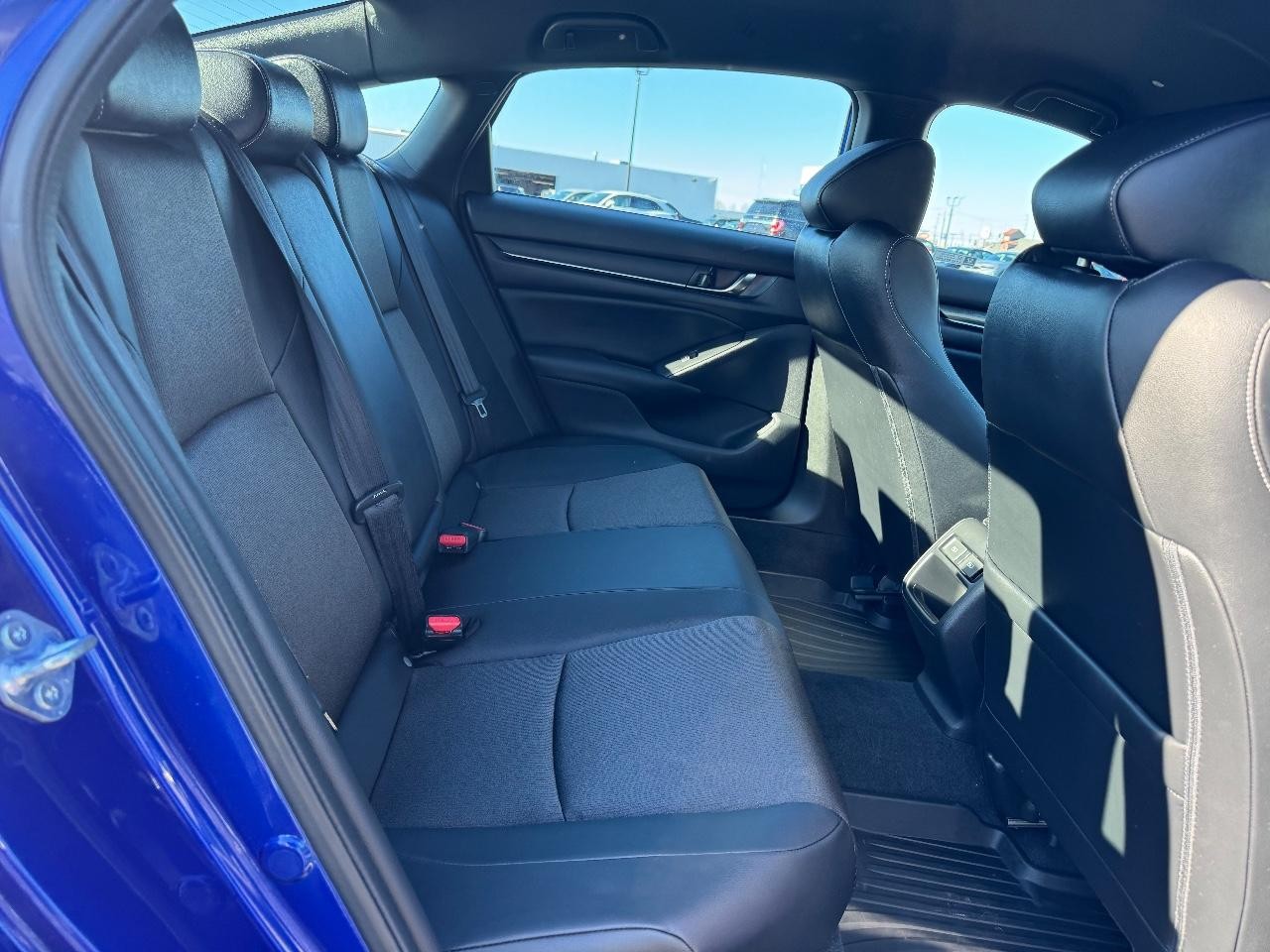 Honda Accord Sedan Vehicle Full-screen Gallery Image 10