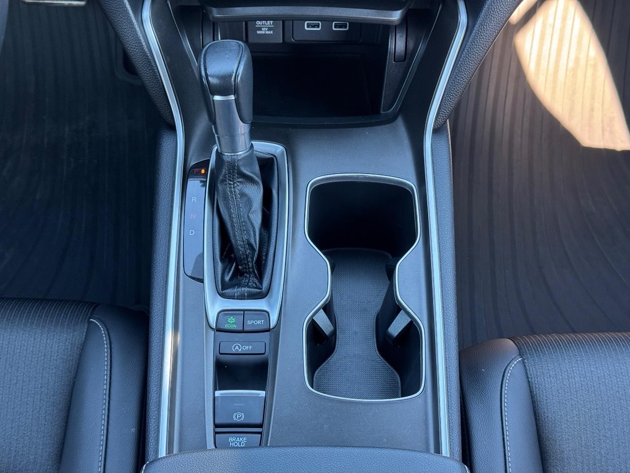 Honda Accord Sedan Vehicle Full-screen Gallery Image 15