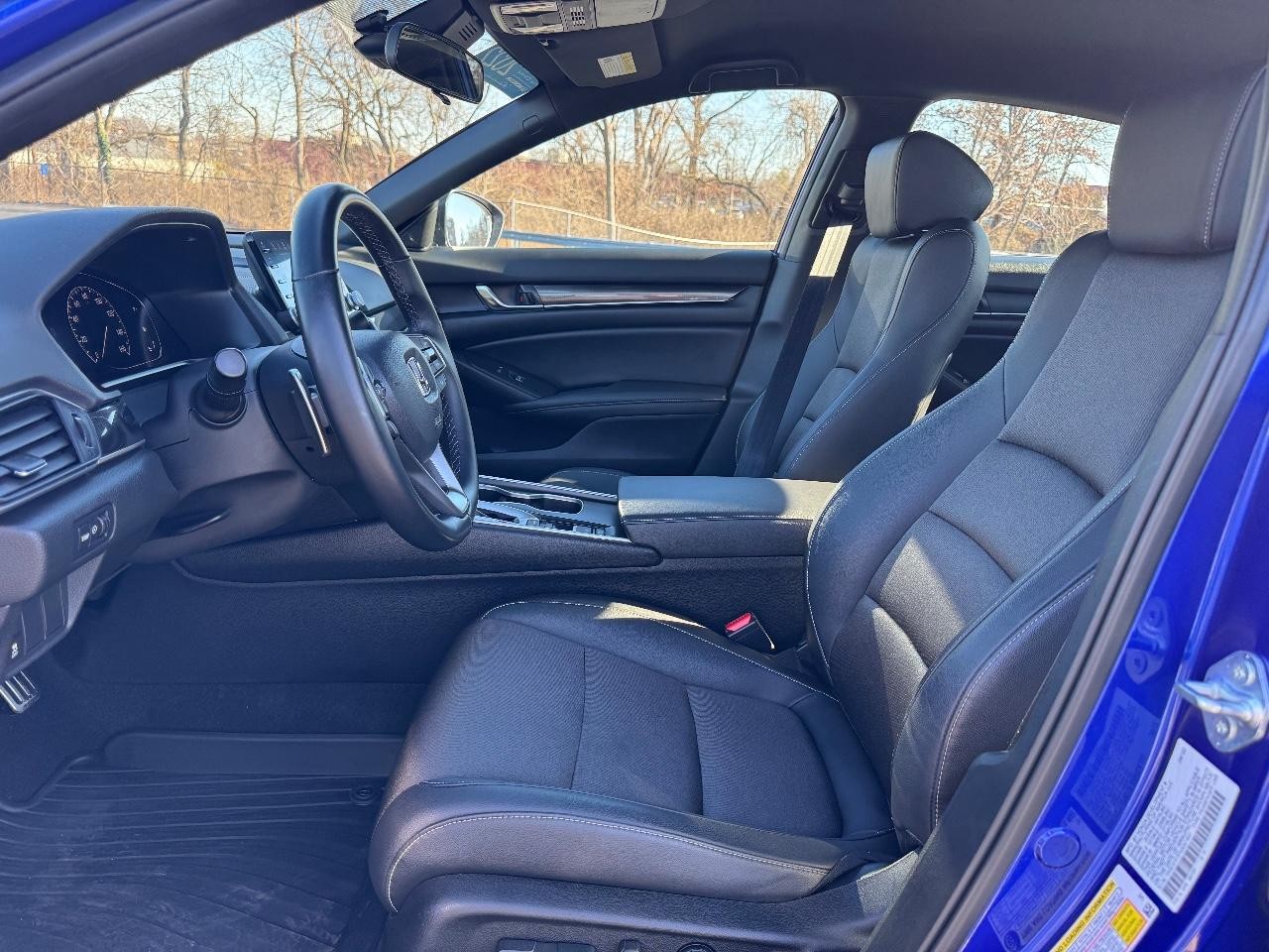 Honda Accord Sedan Vehicle Full-screen Gallery Image 18