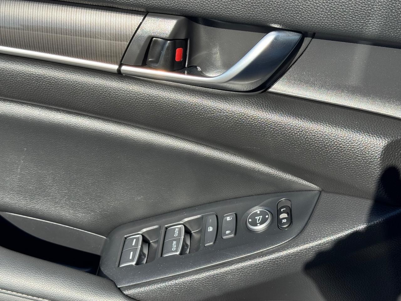 Honda Accord Sedan Vehicle Full-screen Gallery Image 24