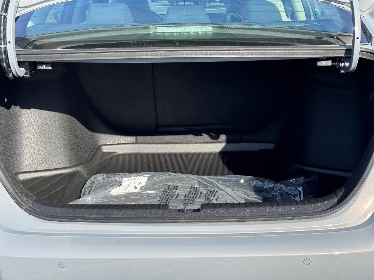 Honda Accord Hybrid Vehicle Full-screen Gallery Image 04