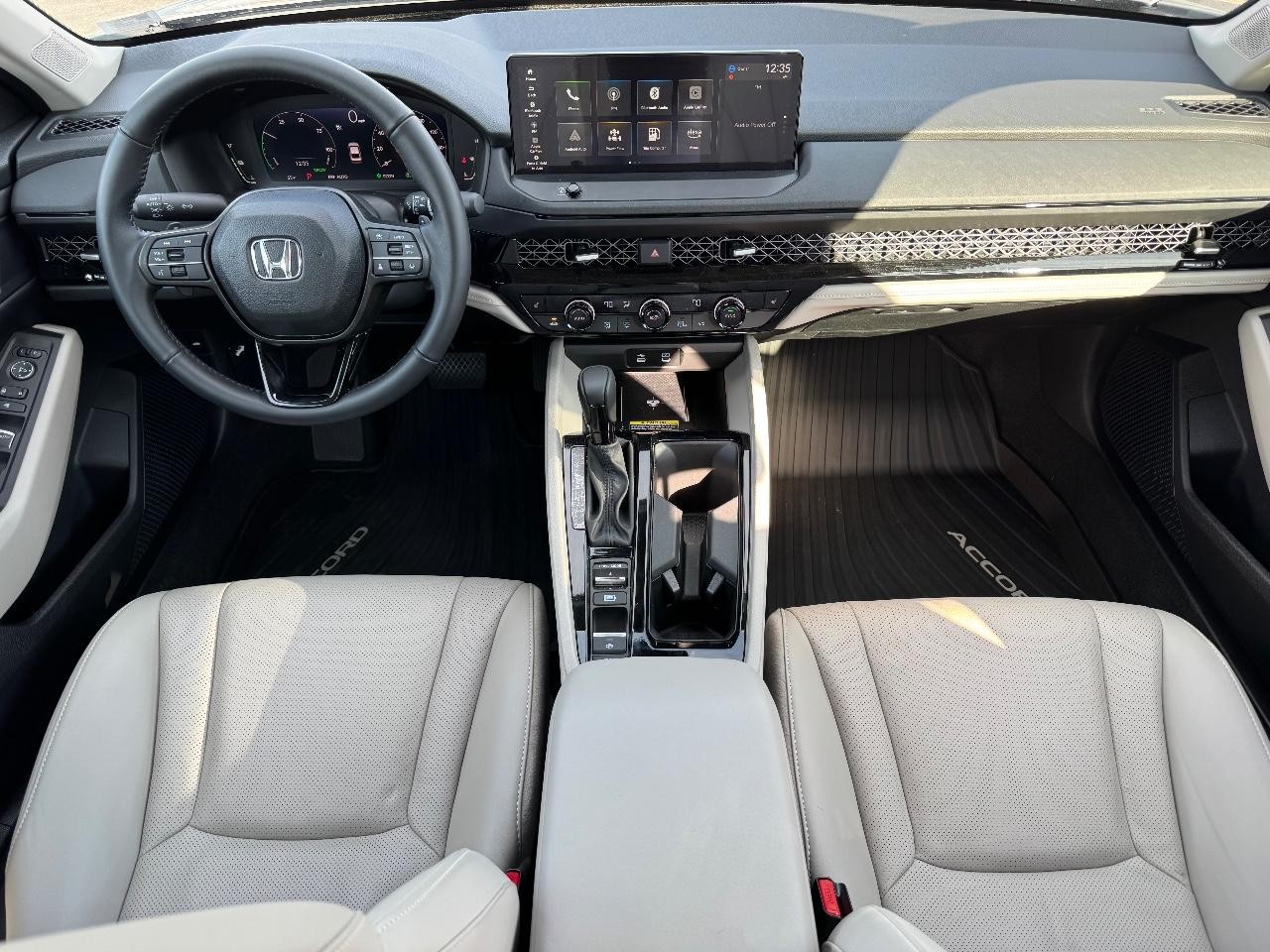 Honda Accord Hybrid Vehicle Full-screen Gallery Image 11