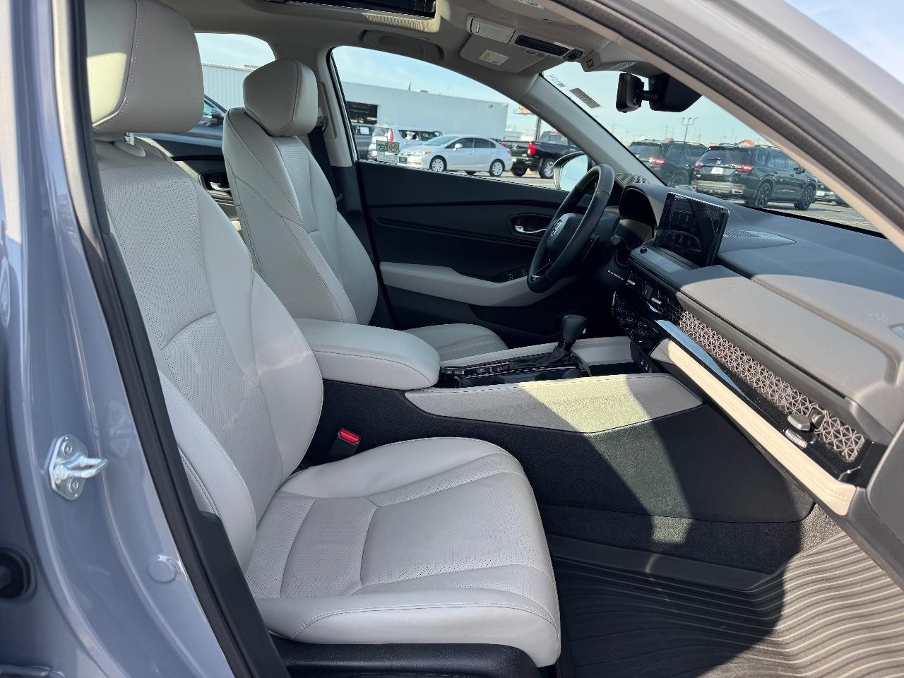 Honda Accord Hybrid Vehicle Full-screen Gallery Image 17