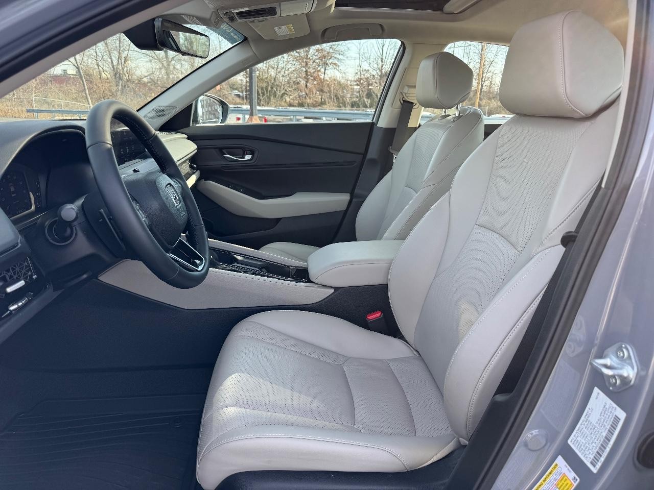 Honda Accord Hybrid Vehicle Full-screen Gallery Image 18