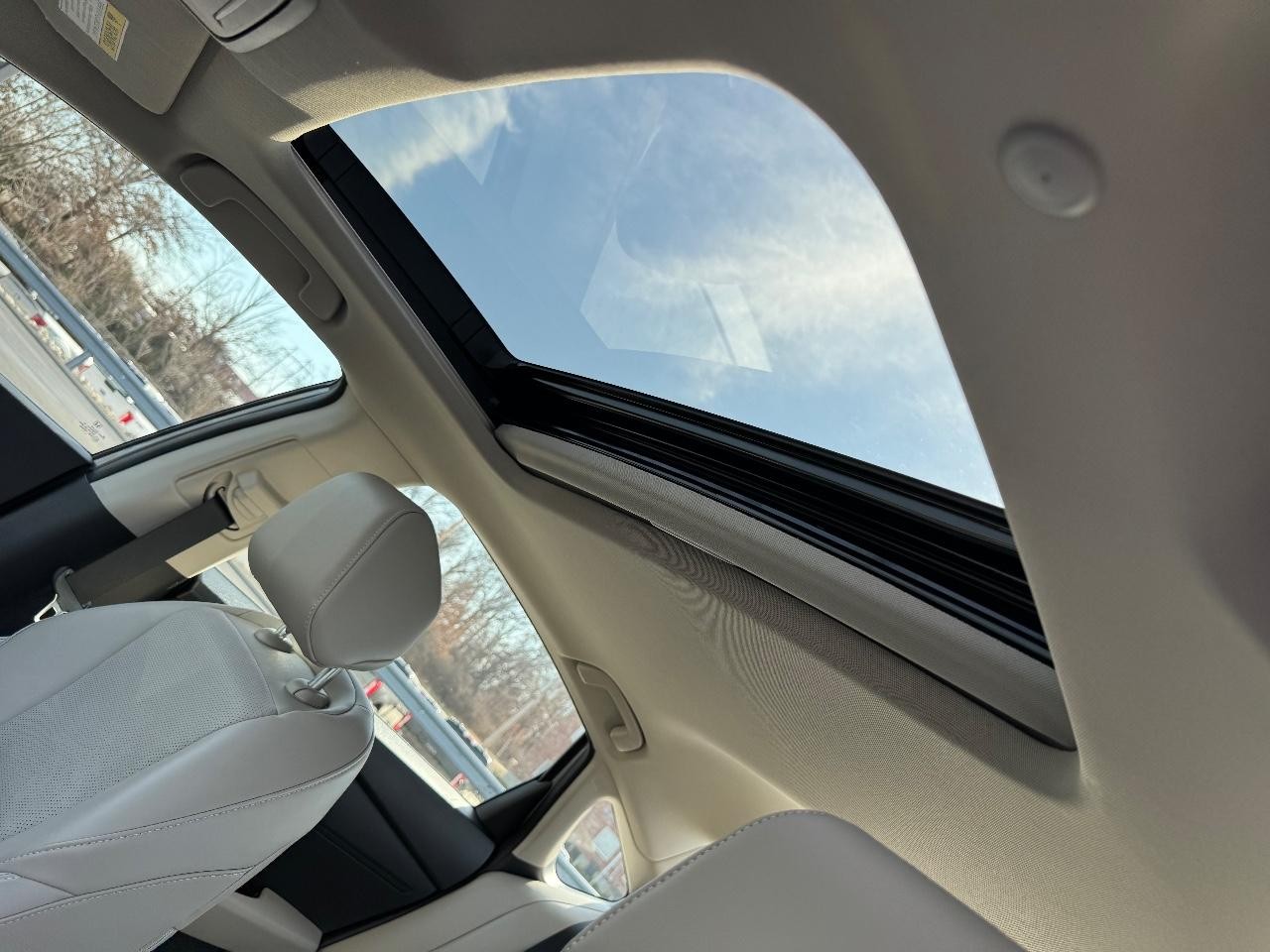 Honda Accord Hybrid Vehicle Full-screen Gallery Image 19