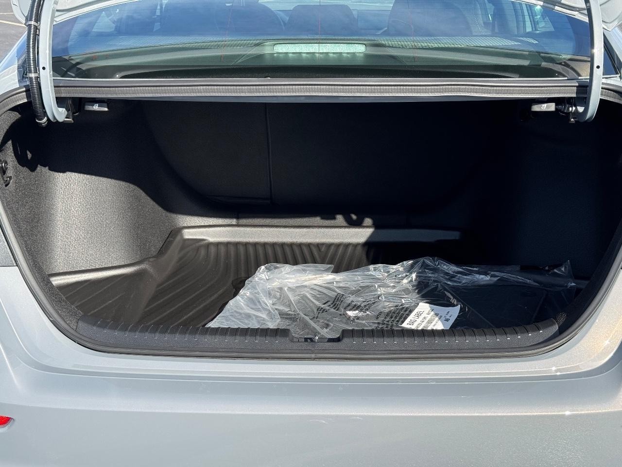 Honda Accord Hybrid Vehicle Full-screen Gallery Image 04