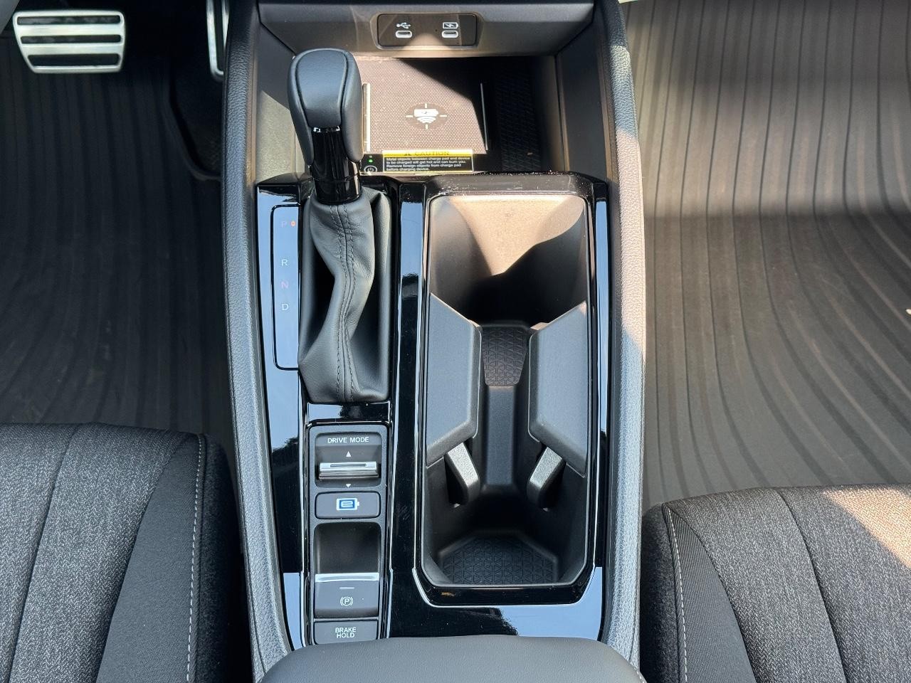 Honda Accord Hybrid Vehicle Full-screen Gallery Image 15