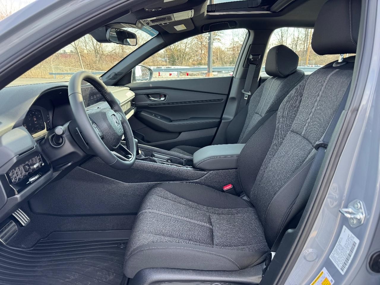 Honda Accord Hybrid Vehicle Full-screen Gallery Image 18