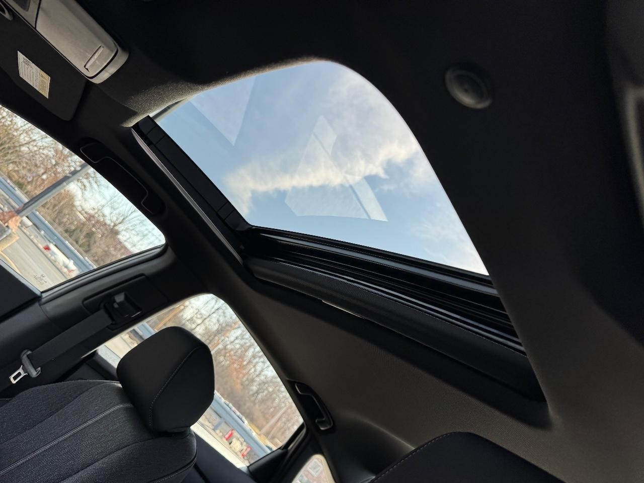 Honda Accord Hybrid Vehicle Full-screen Gallery Image 19