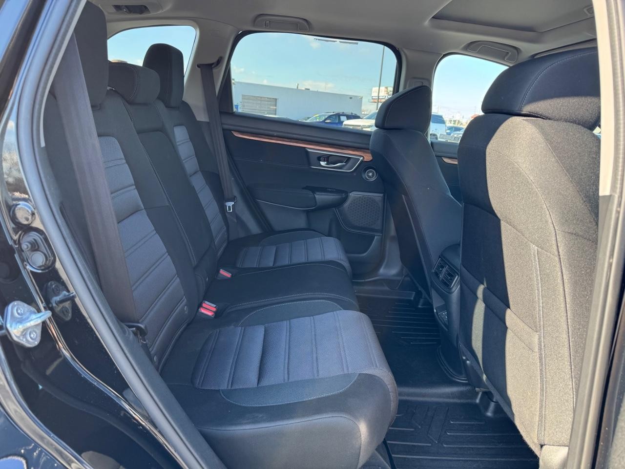 Honda CR-V Hybrid Vehicle Full-screen Gallery Image 10