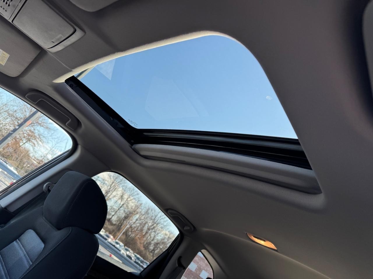 Honda CR-V Hybrid Vehicle Full-screen Gallery Image 38