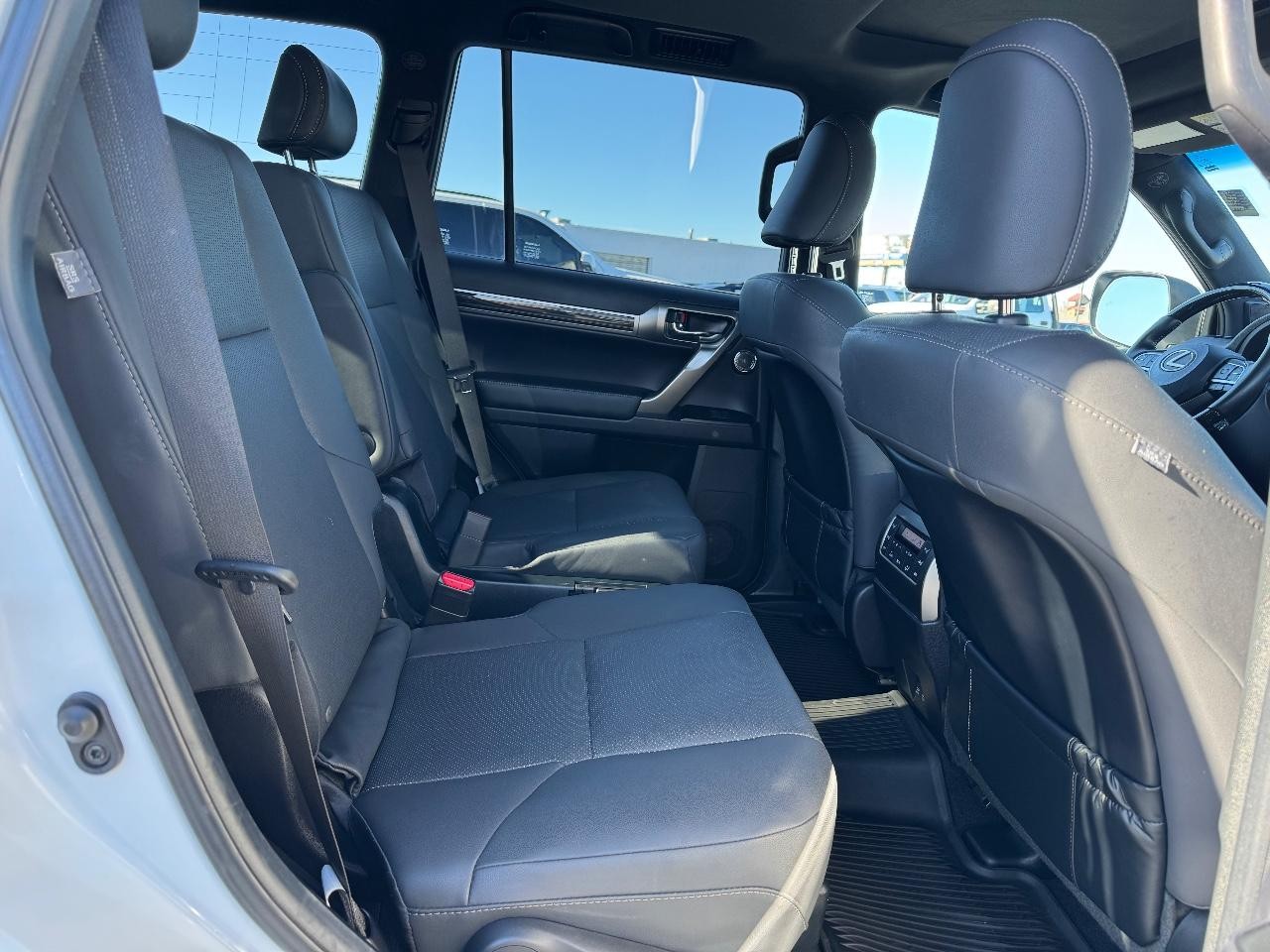 Lexus GX Vehicle Full-screen Gallery Image 10