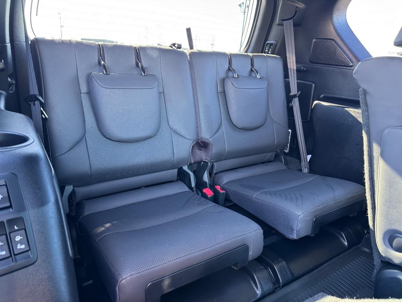 Lexus GX Vehicle Full-screen Gallery Image 11